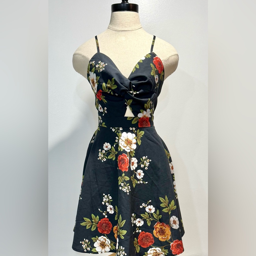 Women’s sz med twisted front, keyhole, open back slip dress. Like new condition